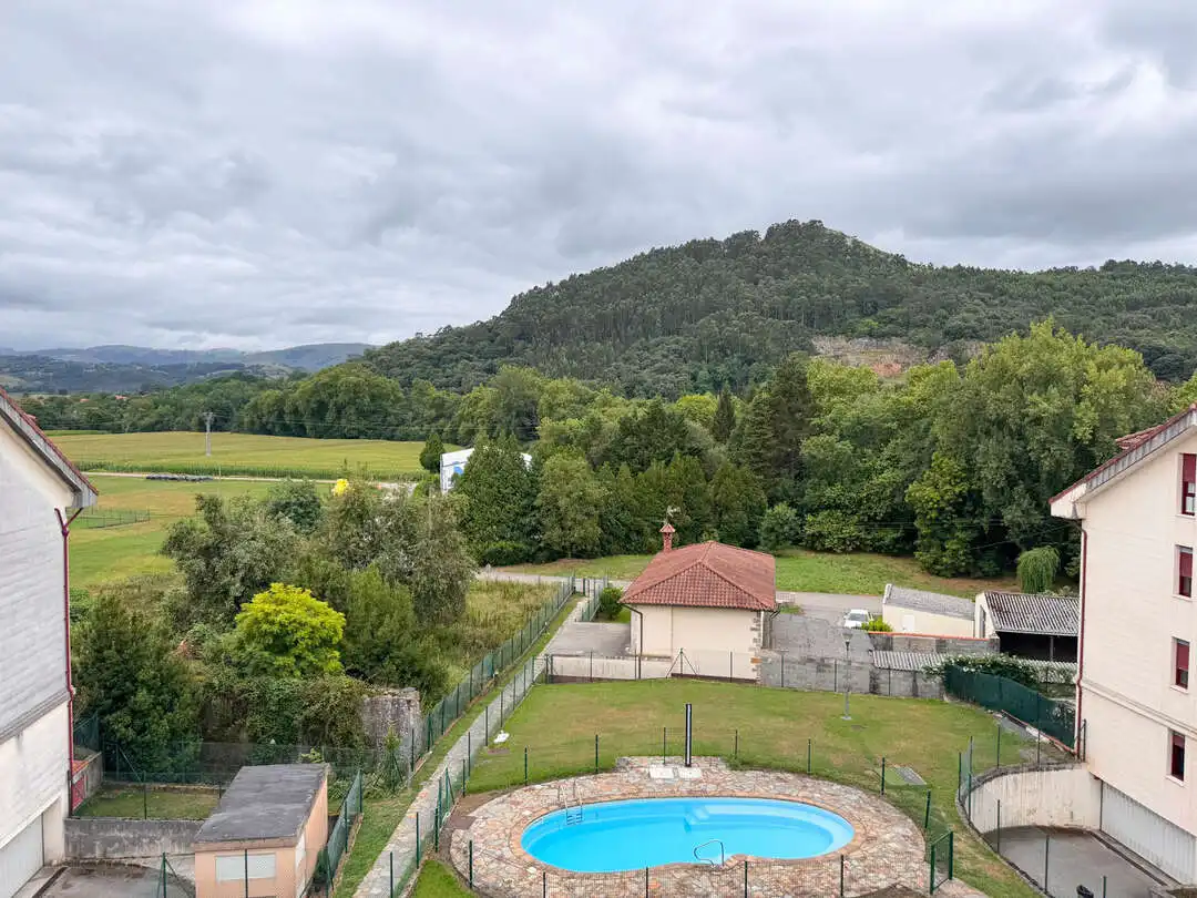 Schwimmbecken von Dachboden zur Miete in Entrambasaguas mit Heizung, Terrasse und Schwimmbad