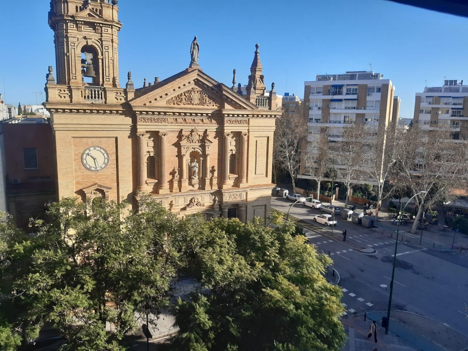 Vista exterior de Apartament en venda en  Sevilla Capital amb Terrassa i Balcó