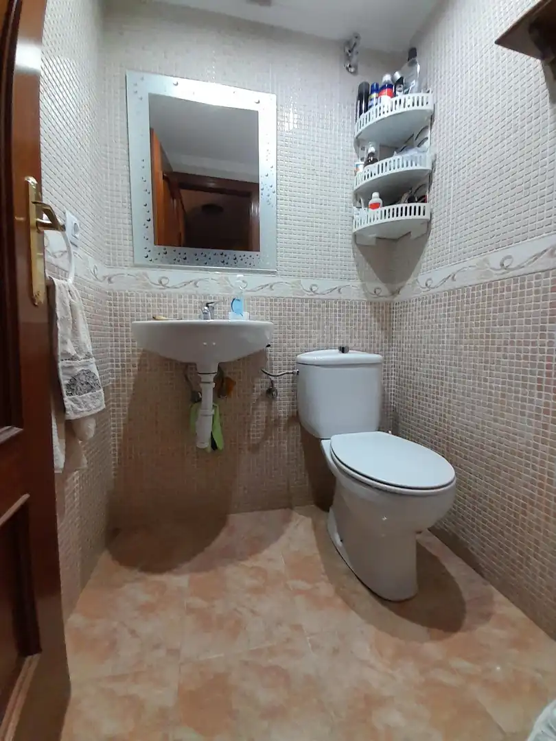 Bany de Casa o xalet en venda en Córdoba amb Aire condicionat, Terrassa i Balcó