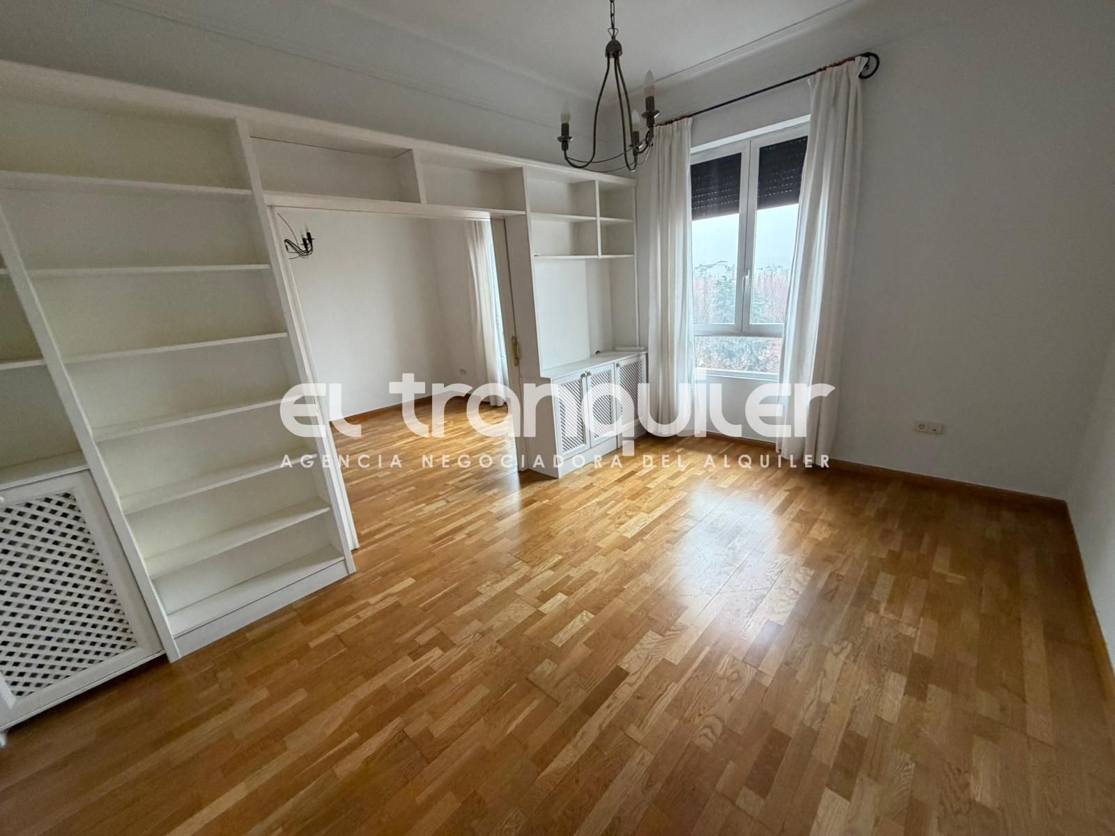 Dormitori de Pis de lloguer en  Madrid Capital amb Aire condicionat i Rentadora