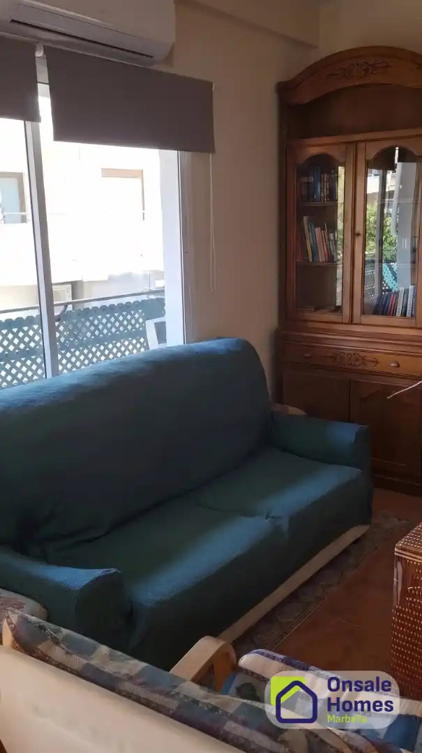 Sala d'estar de Estudi en venda en Marbella amb Aire condicionat, Terrassa i Balcó