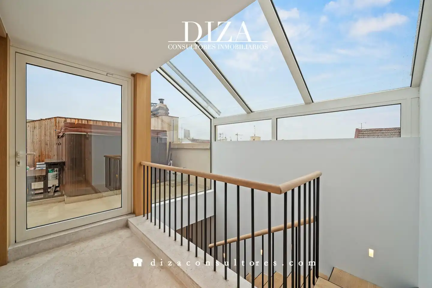 Balcony of Attic for sale in Madrid  with Air Conditioner, Terrace and Storage room