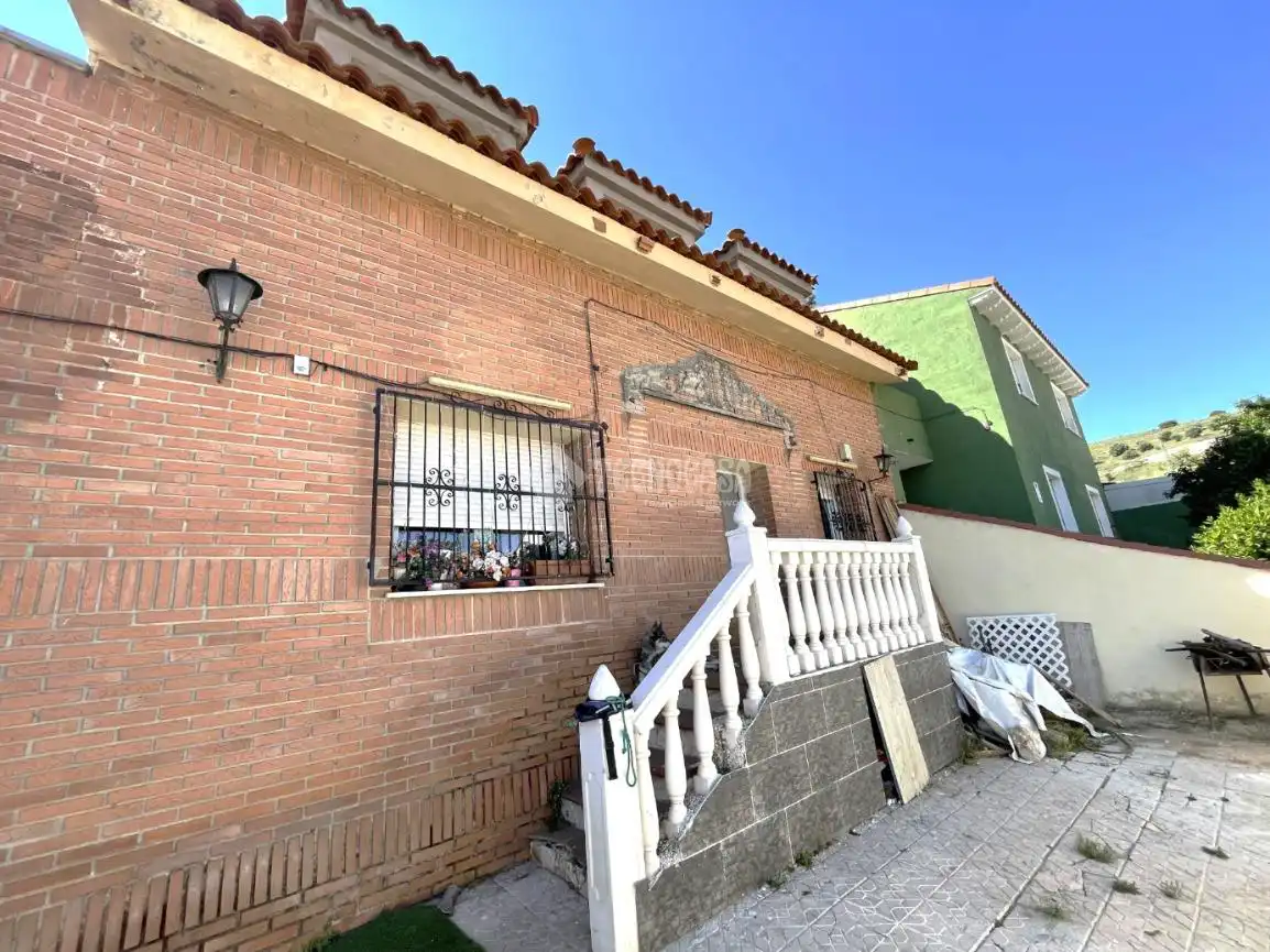 Vista exterior de Casa adosada en venta en Villalbilla con Jardín privado y Terraza