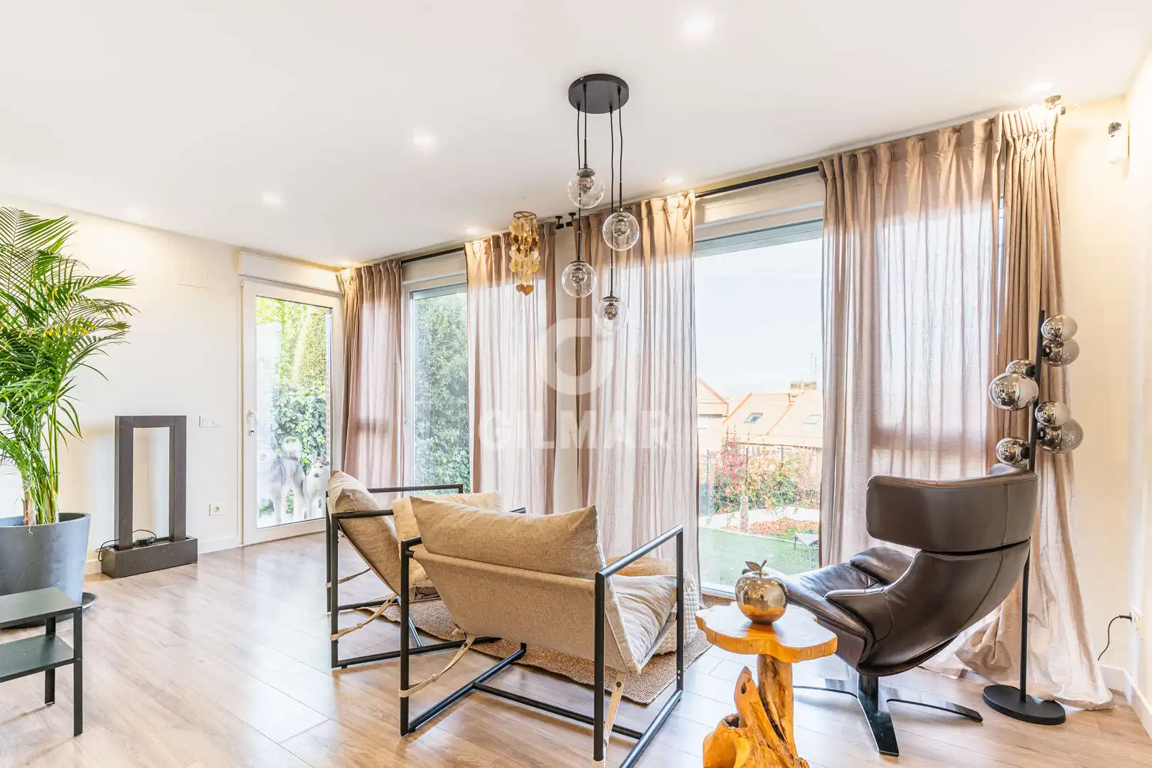 Sala d'estar de Casa adosada en venda en Pozuelo de Alarcón amb Calefacció, Jardí privat i Piscina