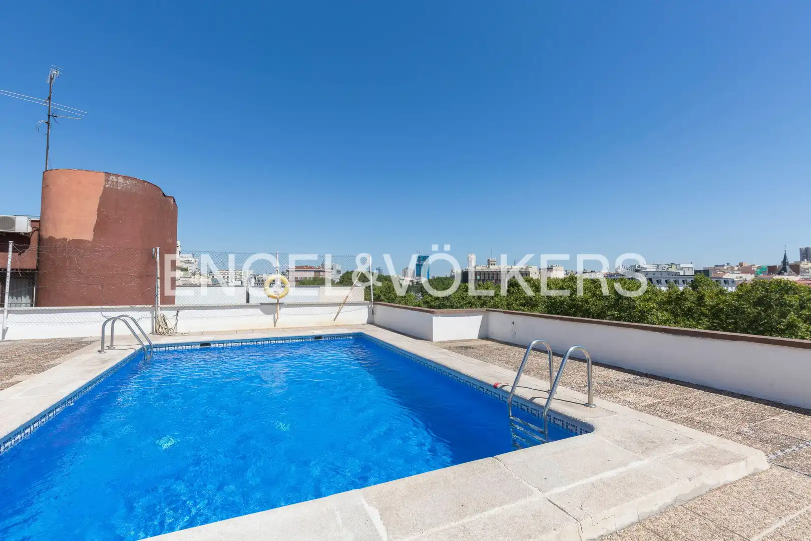 Swimming pool of Flat for rent in Madrid  with Air Conditioner, Heating and Parquet flooring