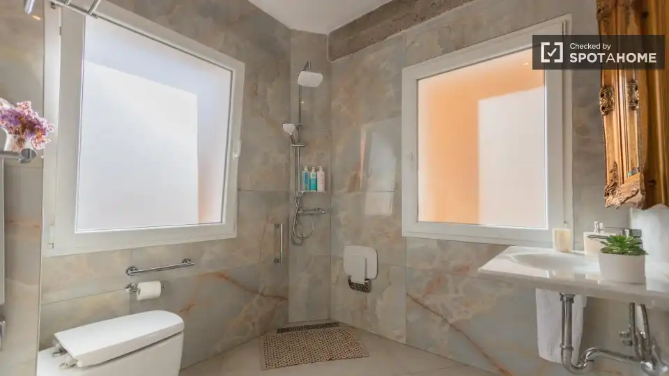 Bathroom of Flat for rent in Valencia  with Air Conditioner, Heating and Furnished