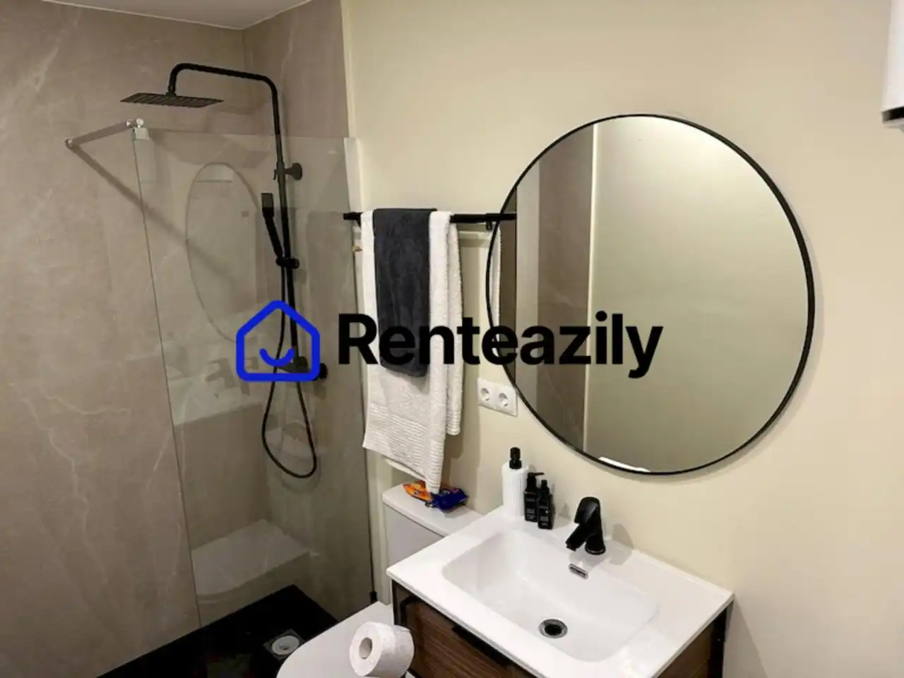 Baño de Estudio de alquiler en Barcelona con Aire acondicionado, Parquet y Amueblado