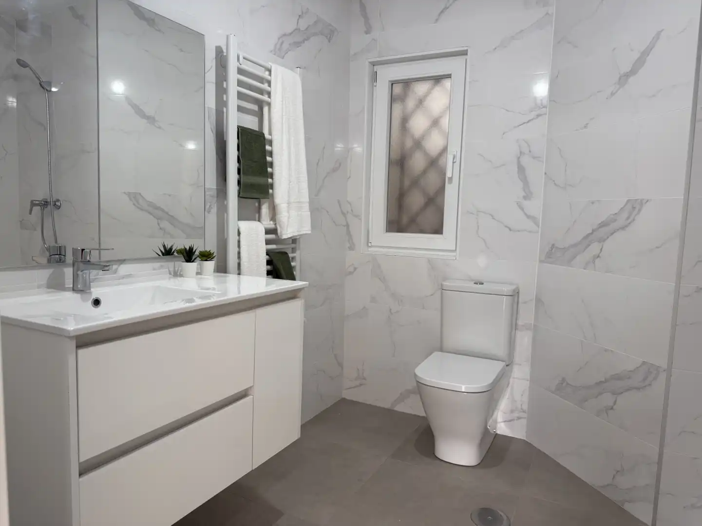 Bathroom of Flat for sale in Oviedo   with Heating and Terrace