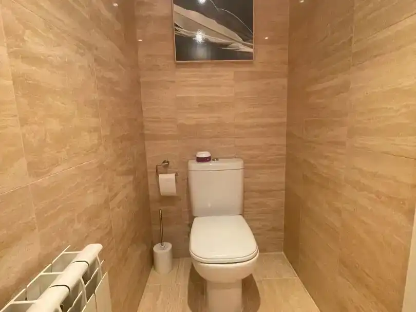 Baño de Piso en venta en Pinto con Aire acondicionado, Jardín privado y Piscina