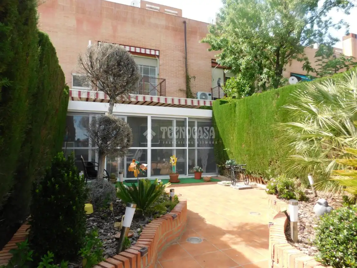 Jardín de Casa adosada en venta en Zaragoza con Piscina comunitaria