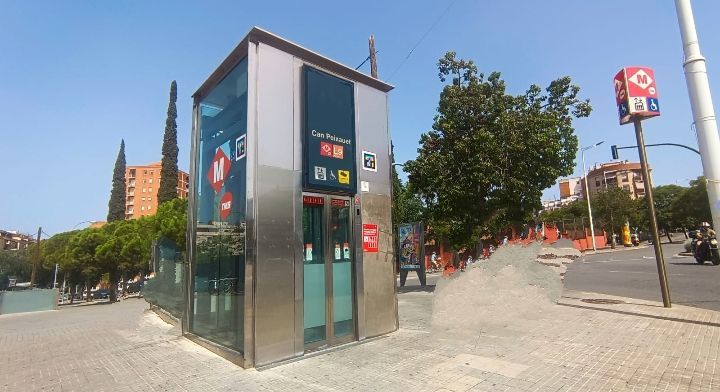 Vista exterior de Àtic en venda en Santa Coloma de Gramenet amb Parquet i Terrassa
