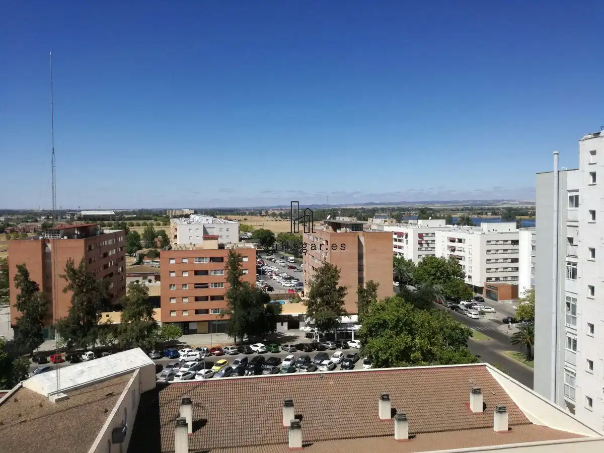 Vista exterior de Piso de alquiler en Badajoz con Amueblado y Balcón