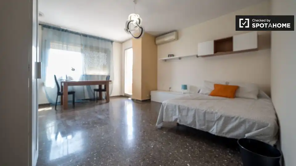 Habitación de Piso de alquiler en Valencia con Aire acondicionado, Calefacción y Amueblado