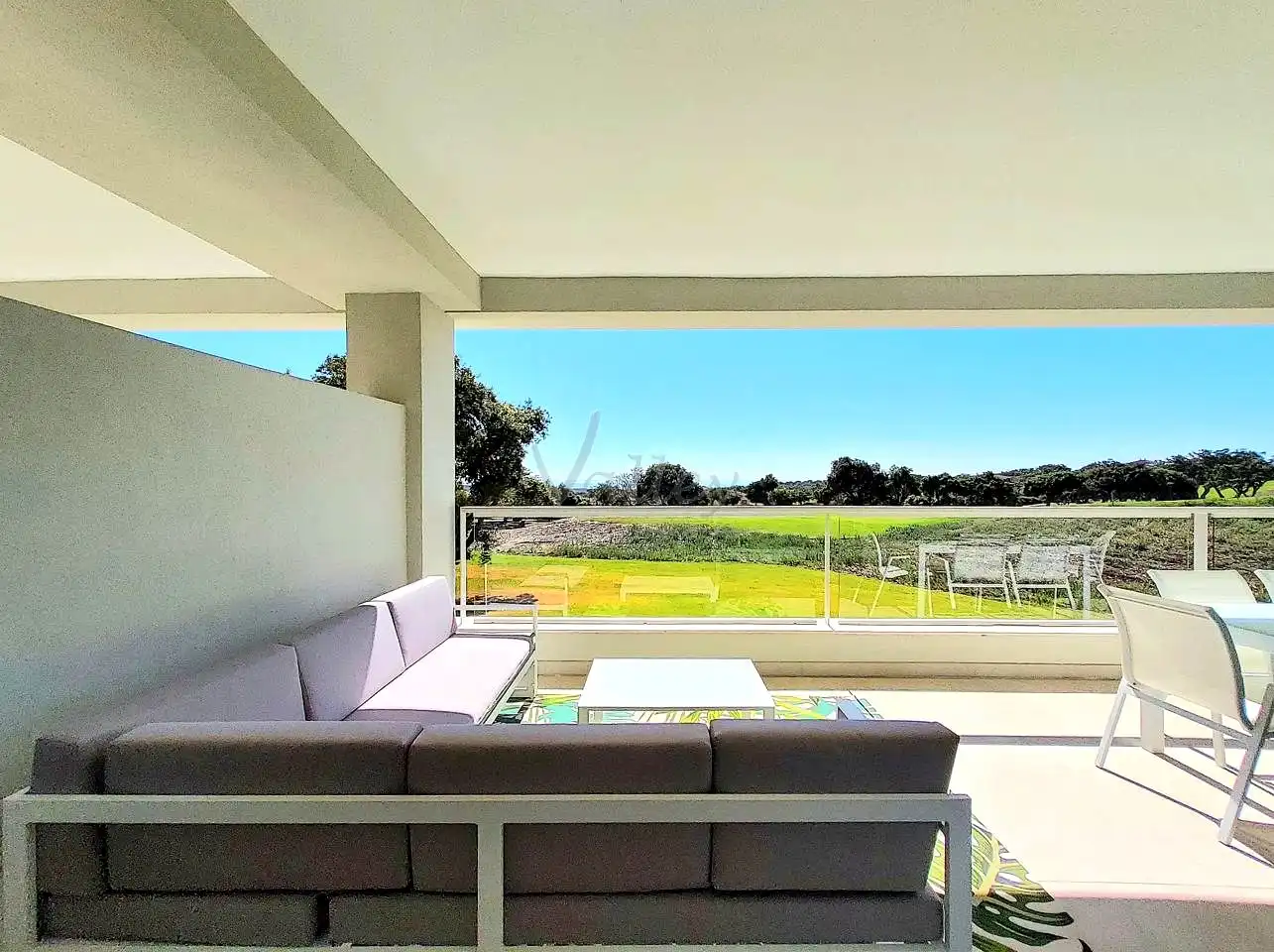Terrasse von Wohnungen zum Verkauf in Sotogrande mit Klimaanlage, Terrasse und Möbliert