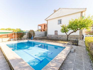 Xalet amb piscina en venda a Calle de las Adelfas