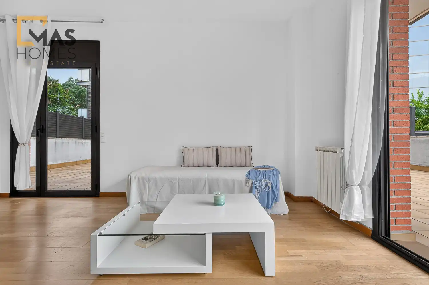 Sala d'estar de Pis en venda en Sant Cugat del Vallès amb Calefacció, Jardí privat i Parquet