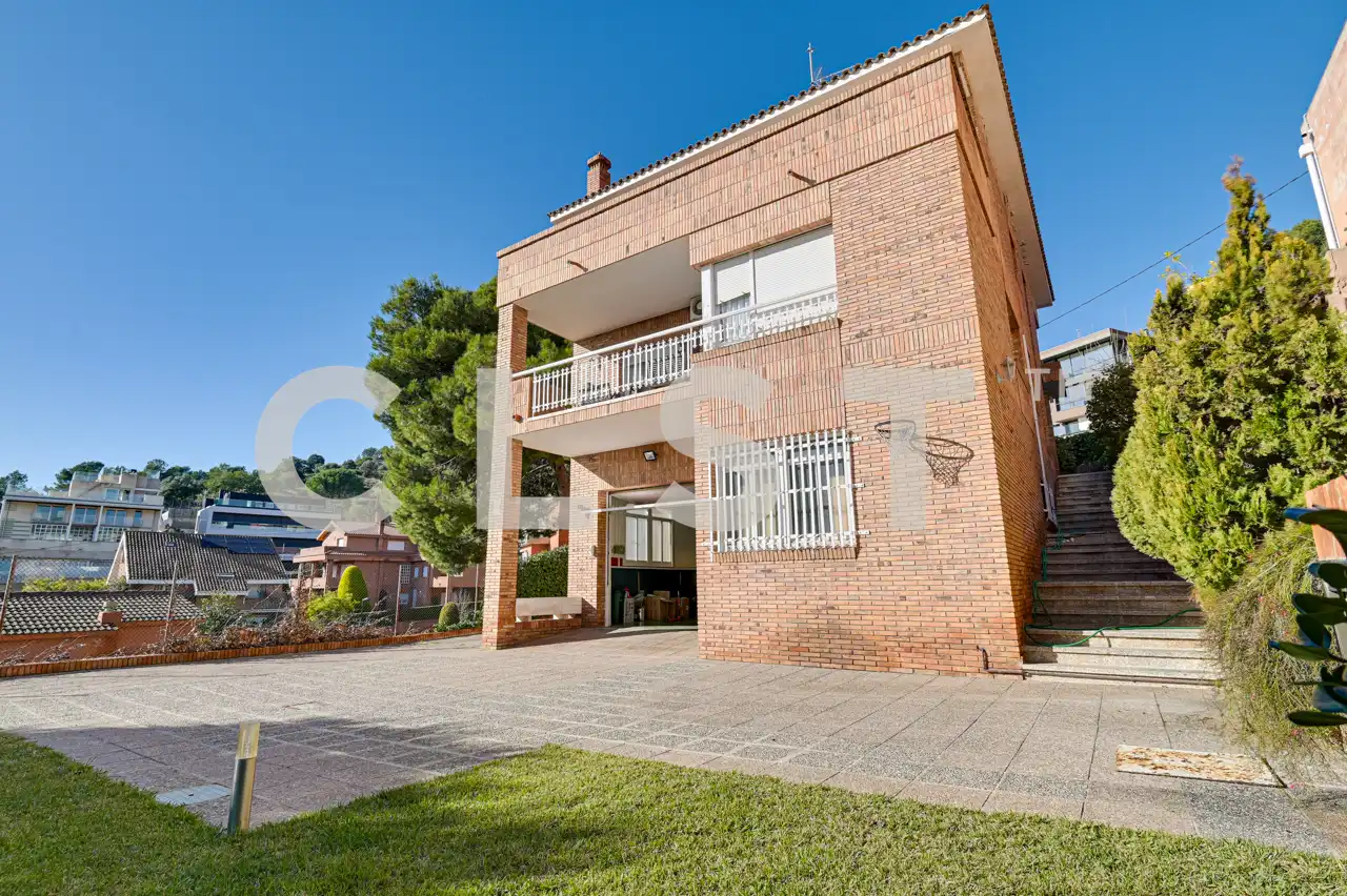 Vista exterior de Casa o xalet en venda en Sant Just Desvern amb Aire condicionat, Calefacció i Jardí privat