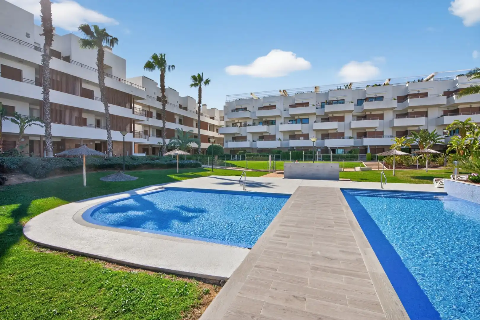 Piscina de Ático en venta en Orihuela con Aire acondicionado, Calefacción y Jardín privado