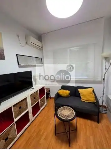 Sala de estar de Estudio de alquiler en Sevilla con Aire acondicionado y Amueblado