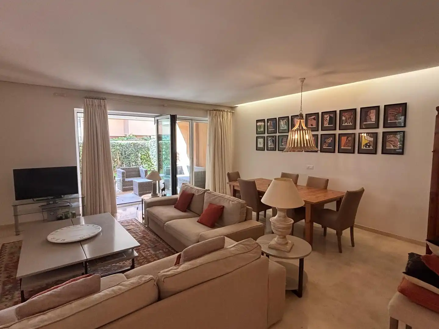 Wohnzimmer von Wohnung zum Verkauf in Sotogrande mit Klimaanlage, Heizung und Privatgarten
