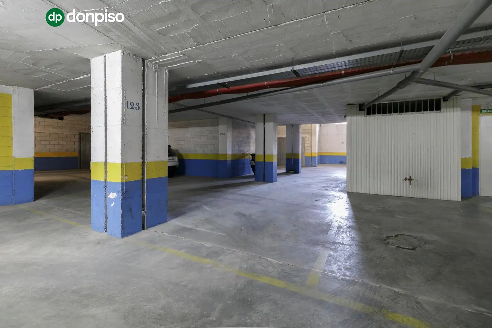 Aparcament de Apartament en venda en Granada amb Piscina comunitària