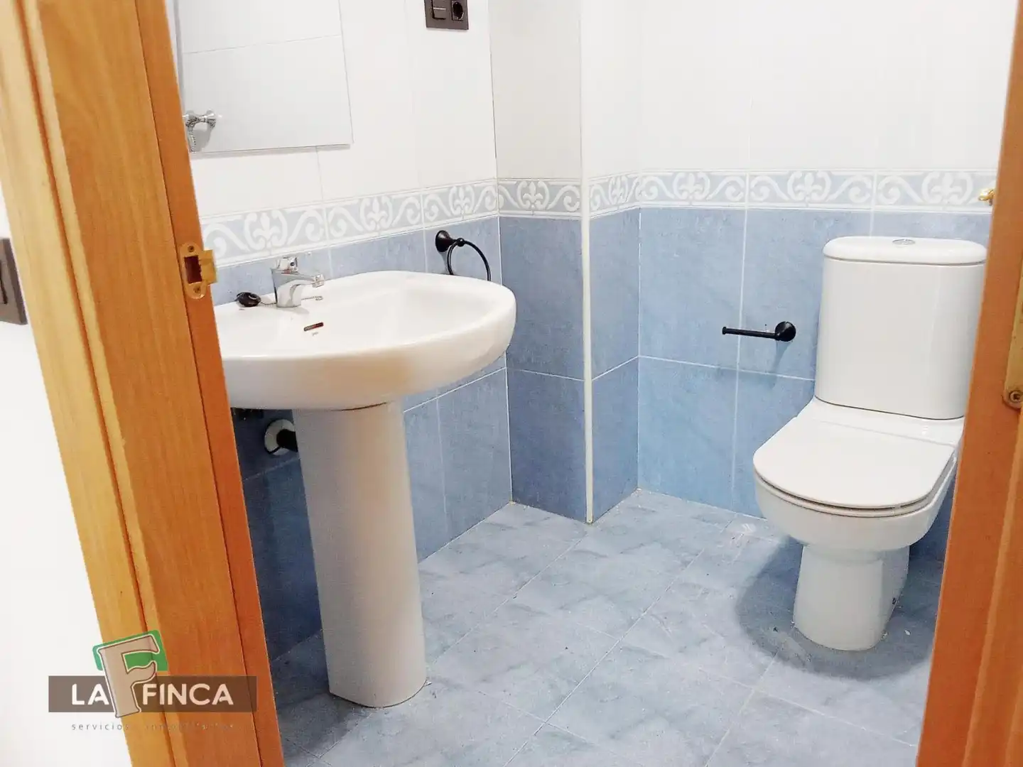 Bany de Pis en venda en Oviedo  amb Calefacció, Parquet i Terrassa