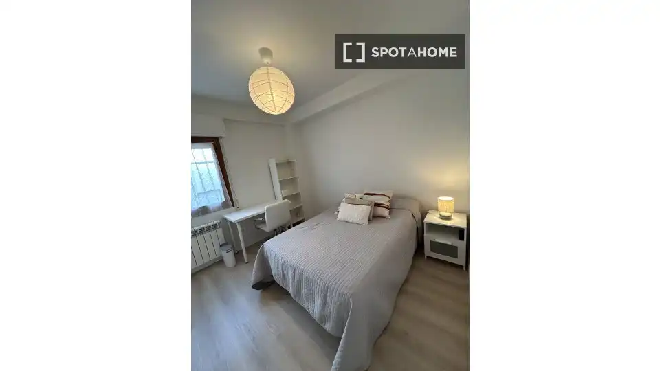 Bedroom of Flat for share in Segovia  with Air Conditioner, Heating and Furnished