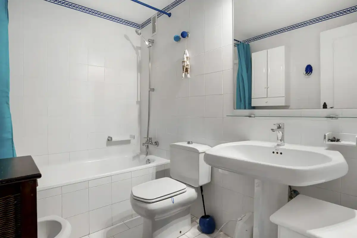Bany de Casa adosada en venda en Marbella amb Aire condicionat, Jardí privat i Terrassa