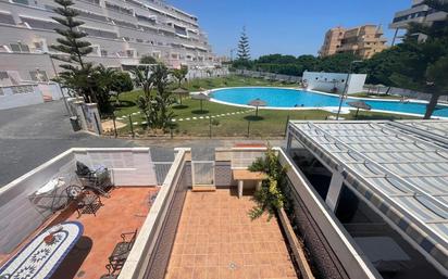 Vista exterior de Planta baixa en venda en Roquetas de Mar amb Jardí privat, Terrassa i Piscina comunitària