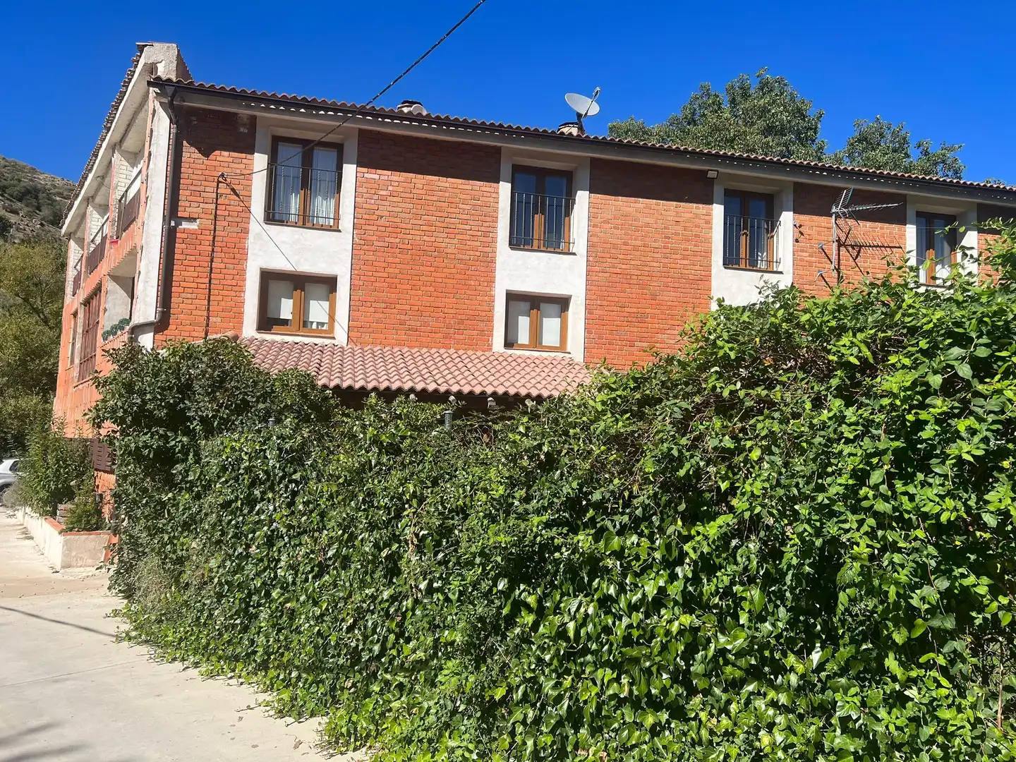 Vista exterior de Casa o chalet en venta en Navacepedilla de Corneja con Calefacción, Jardín privado y Parquet