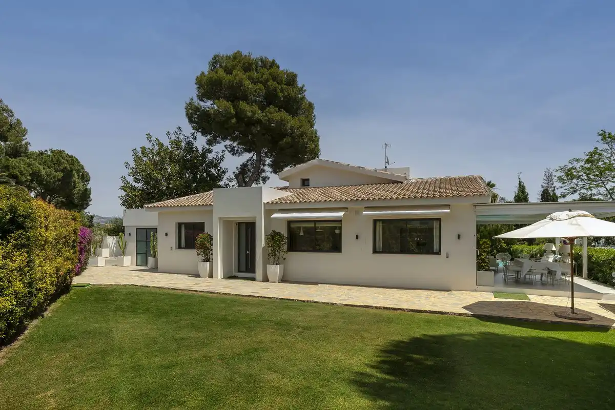 Vista exterior de Casa o chalet en venta en Marbella con Jardín privado, Terraza y Piscina