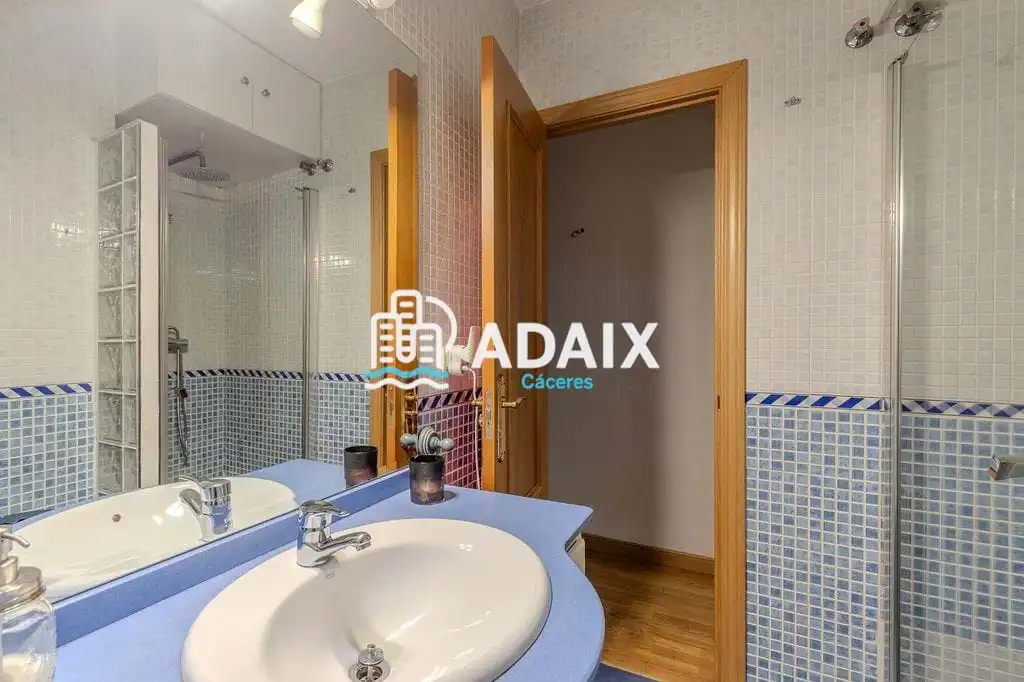 Baño de Piso en venta en Cáceres con Aire acondicionado y Calefacción