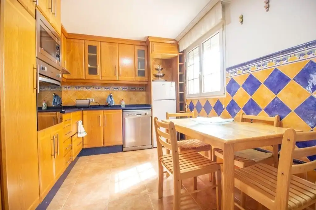 Cuina de Pis de lloguer en Torrevieja amb Aire condicionat, Calefacció i Terrassa