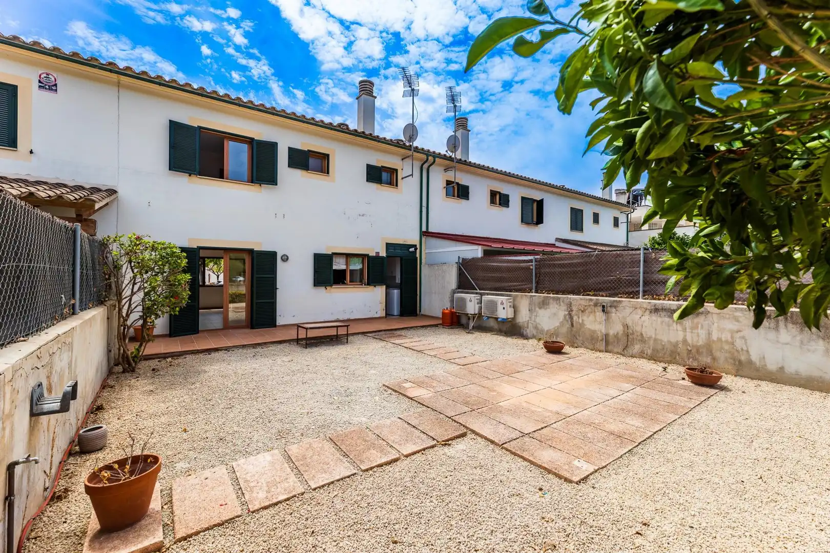 Vista exterior de Casa adosada de alquiler en  Palma de Mallorca con Aire acondicionado, Terraza y Alarma