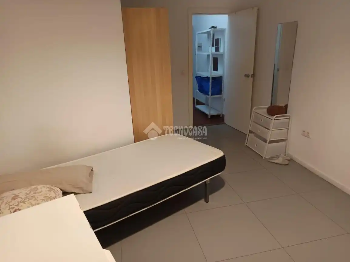 Habitación de Piso en venta en Sevilla con Aire acondicionado, Terraza y Trastero