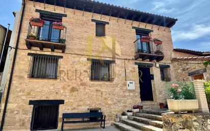 Vista exterior de Casa o xalet en venda en Peralejos de las Truchas amb Calefacció, Moblat i Forn