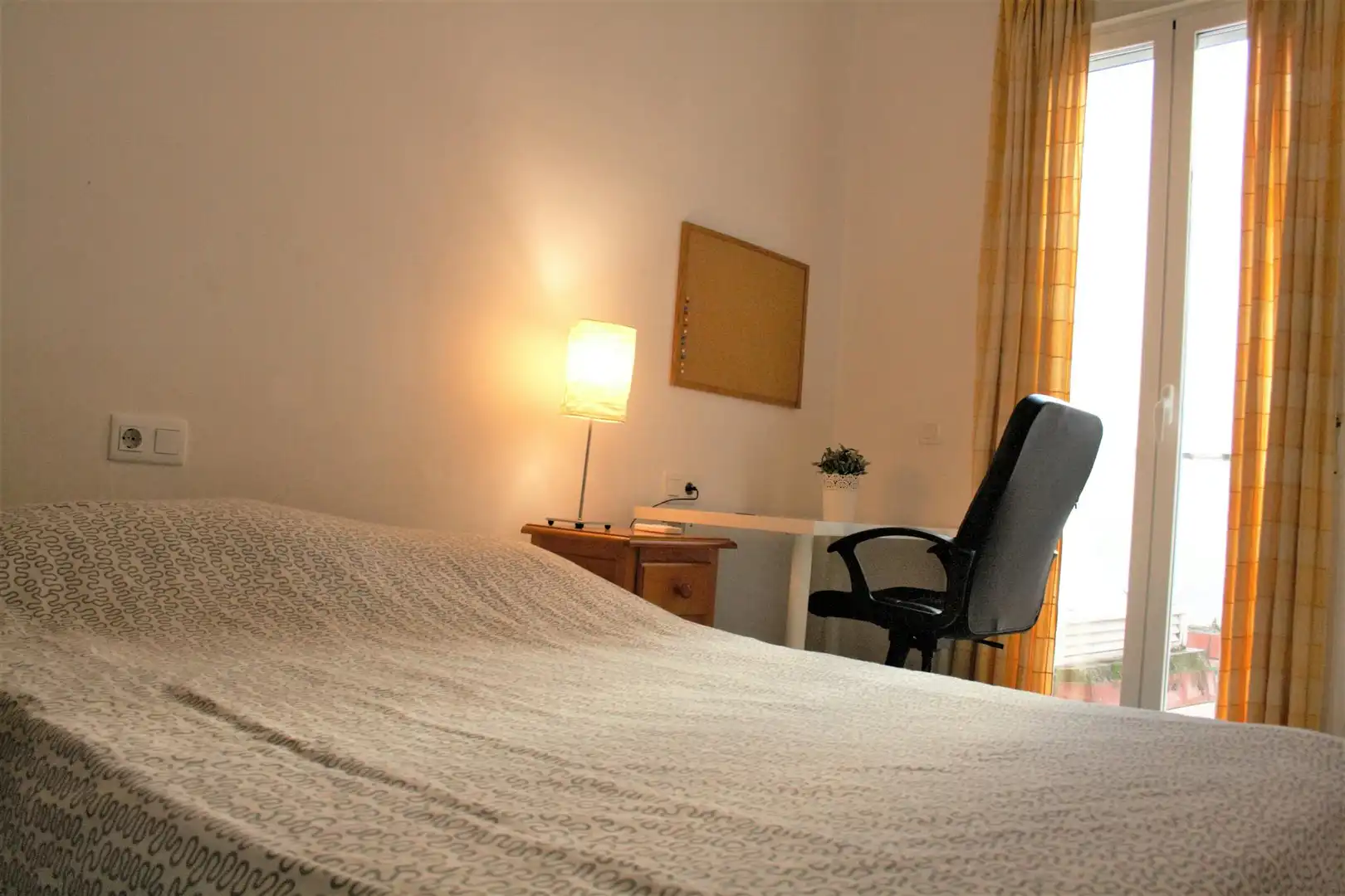 Habitación de Piso de alquiler en Sevilla con Aire acondicionado, Amueblado y Lavadora