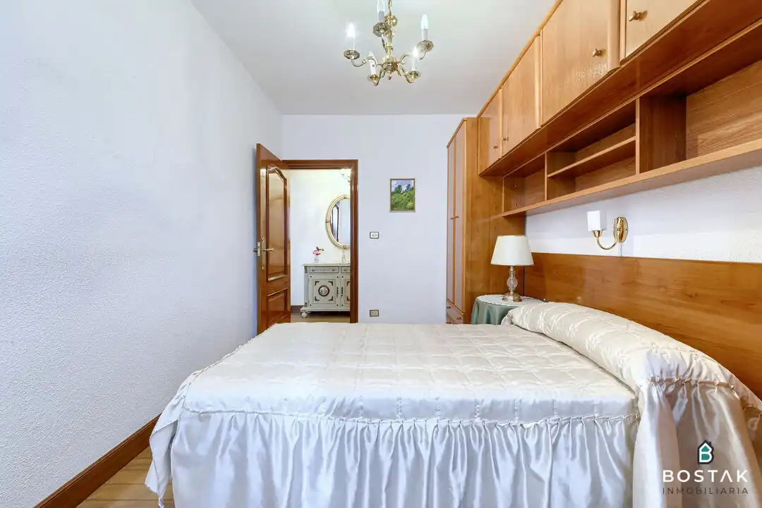 Bedroom of Flat for sale in Bilbao   with Heating, Furnished and Balcony