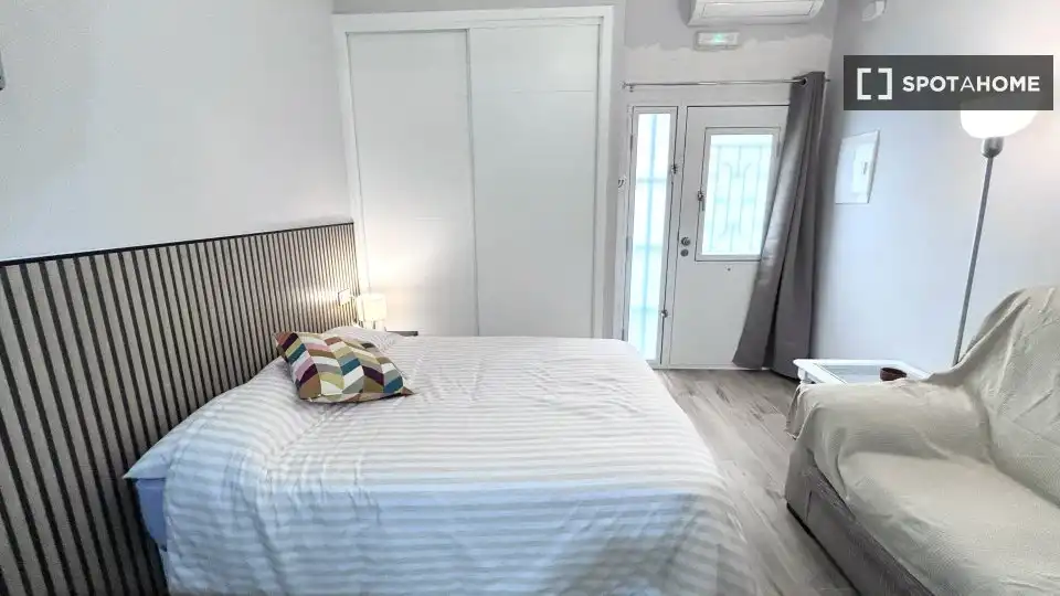 Schlafzimmer von Wohnung zur untervermieten in Sevilla mit Klimaanlage, Heizung und Terrasse