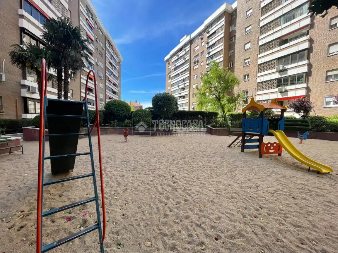 Vista exterior de Pis en venda en Madrid amb Calefacció