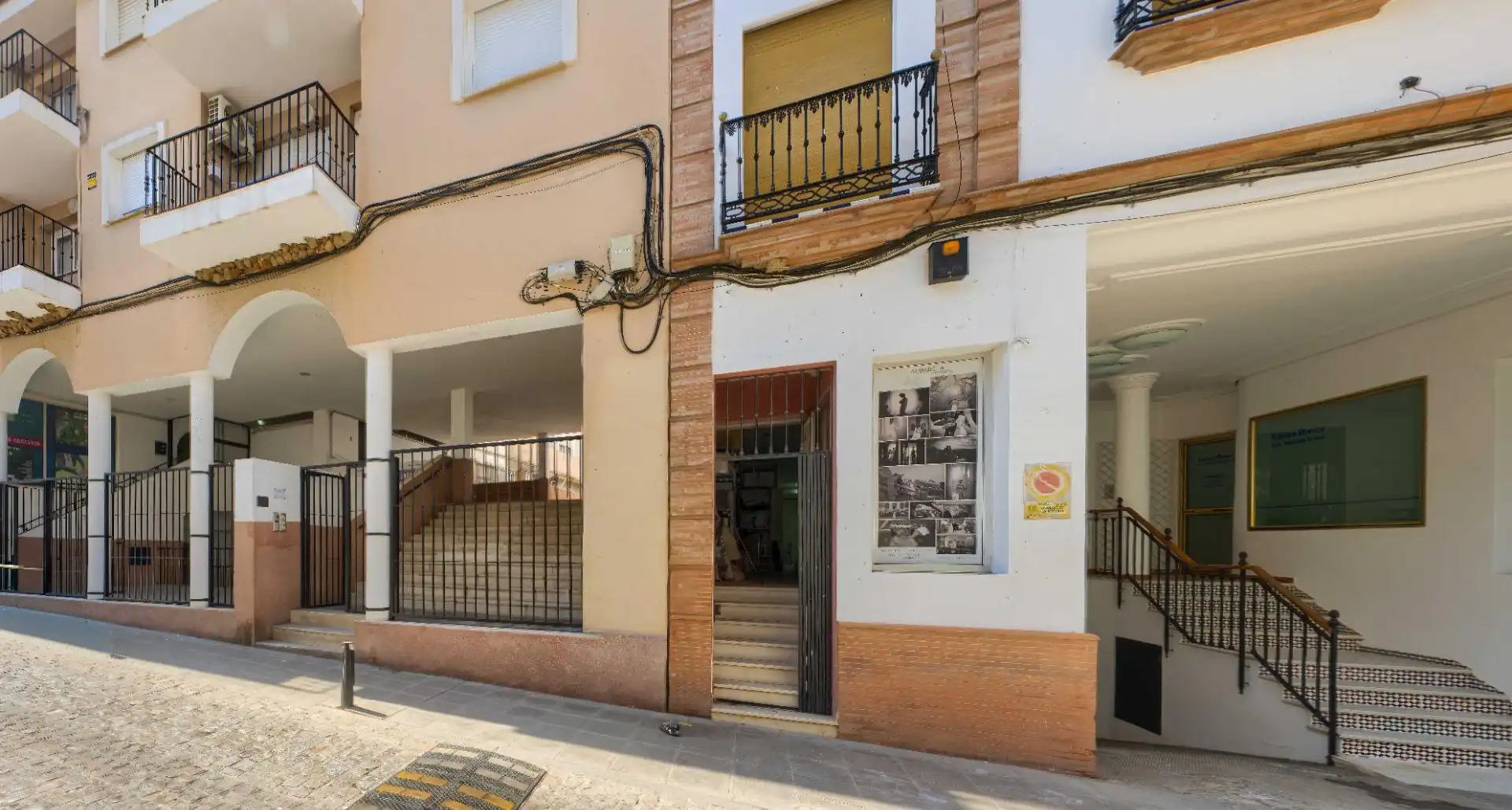 Vista exterior de Local en venda en Sanlúcar la Mayor amb Aire condicionat