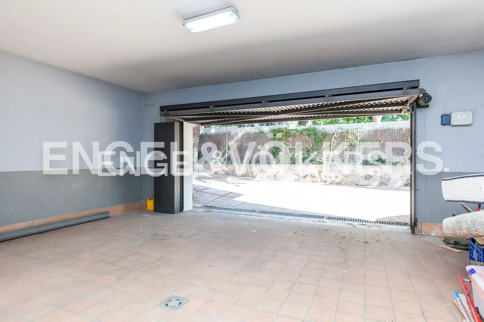 Parking de Casa o chalet en venta en Madrid con Aire acondicionado, Calefacción y Jardín privado
