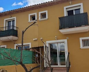 Vista exterior de Casa adosada en venda en La Nucia amb Jardí privat i Balcó