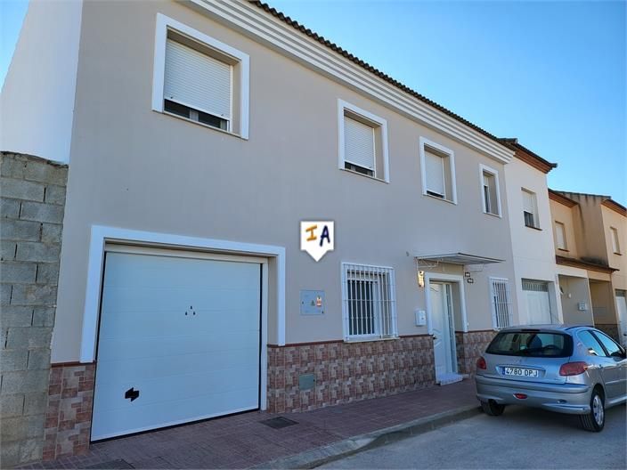 Vista exterior de Casa adosada en venda en Humilladero amb Terrassa i Piscina