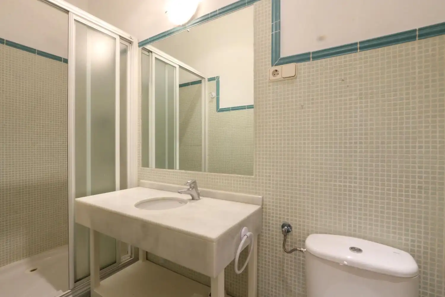 Bathroom of Flat for sale in Madrid  with Air Conditioner