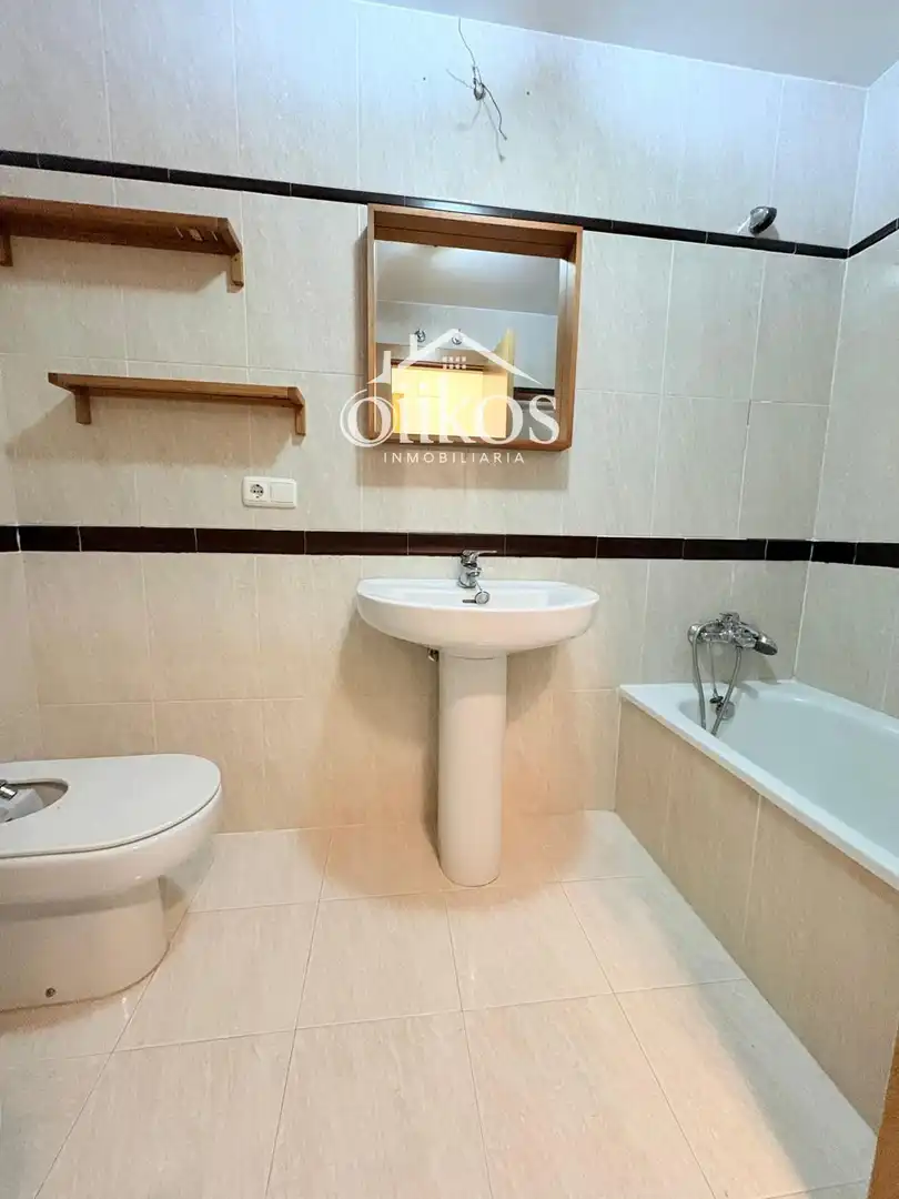 Baño de Piso en venta en Villamayor con Calefacción, Trastero y Balcón