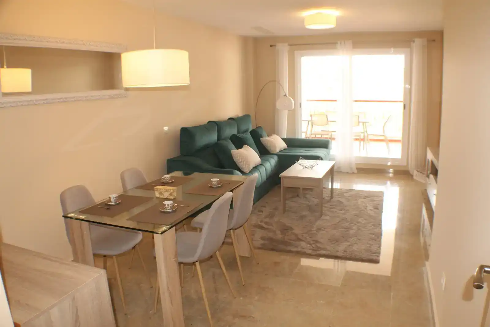 Wohnzimmer von Wohnung zur Miete in La Alcaidesa mit Klimaanlage, Schwimmbad und Balkon