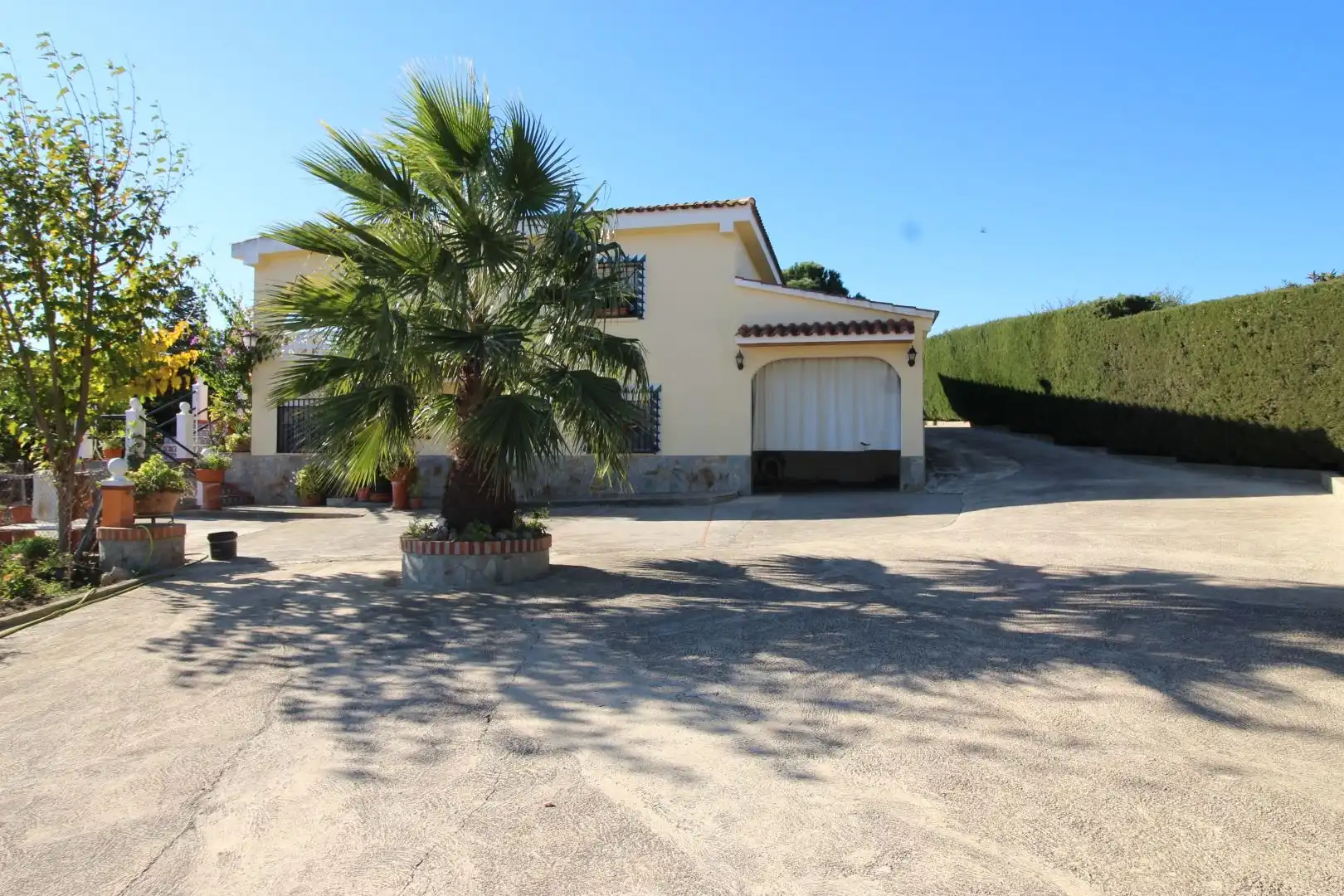 Vista exterior de Casa o xalet en venda en Chiva amb Jardí privat, Terrassa i Traster