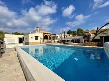 Casa rústica con piscina en venta en partida suis