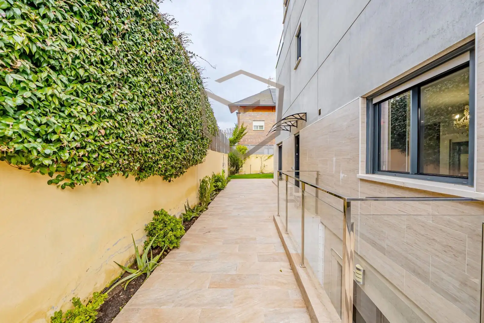 Garten von Einfamilien-Reihenhaus zum Verkauf in Pozuelo de Alarcón mit Klimaanlage, Heizung und Terrasse